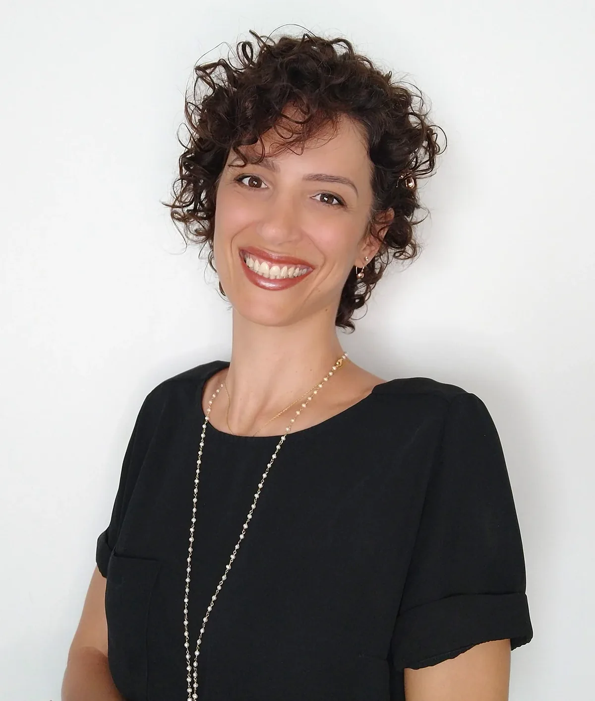 Juliana Pupo, psicóloga clínica e hipnoterapeuta em Campinas, sorrindo